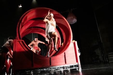 ケダゴロ「代が君・ベロベロ・ケルベロス」より。(撮影:草本利枝)