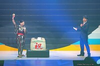 ネルケプランニング 30th ANNIVERSARY「ネルフェス2024」の開会を宣言する野上祥子社長（左）と総合司会の川本成。（撮影：大塚浩史 / DOUBLE SQUEEZE Inc.）