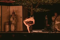 「Kobe Rokko Meets Art × Artist in Residence KOBE ー山頂でのオープニングパフォーマンスー《秘儀-GOLD SHOWER》」より。（撮影：井上嘉和）