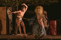 「Kobe Rokko Meets Art × Artist in Residence KOBE ー山頂でのオープニングパフォーマンスー《秘儀-GOLD SHOWER》」より。（撮影：井上嘉和）