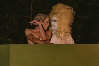 「Kobe Rokko Meets Art × Artist in Residence KOBE ー山頂でのオープニングパフォーマンスー《秘儀-GOLD SHOWER》」より。（撮影：井上嘉和）