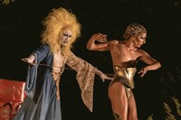 「Kobe Rokko Meets Art × Artist in Residence KOBE ー山頂でのオープニングパフォーマンスー《秘儀-GOLD SHOWER》」より。（撮影：井上嘉和）