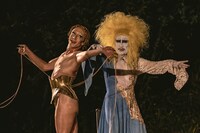 「Kobe Rokko Meets Art × Artist in Residence KOBE ー山頂でのオープニングパフォーマンスー《秘儀-GOLD SHOWER》」より。（撮影：井上嘉和）