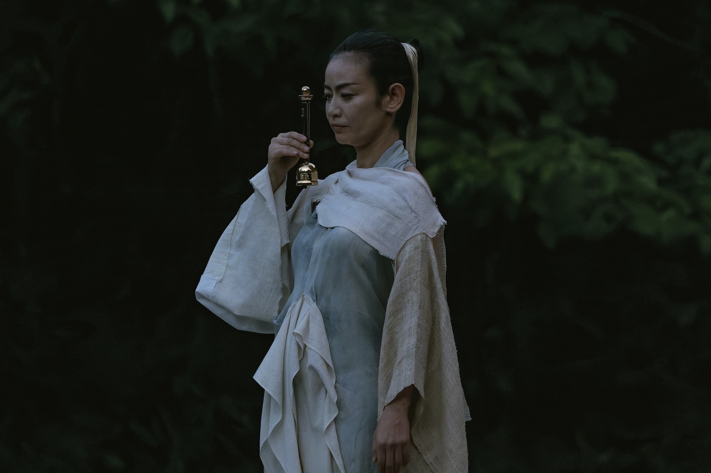 「Kobe Rokko Meets Art × Artist in Residence KOBE ー山頂でのオープニングパフォーマンスー《秘儀-GOLD SHOWER》」より。（撮影：井上嘉和）