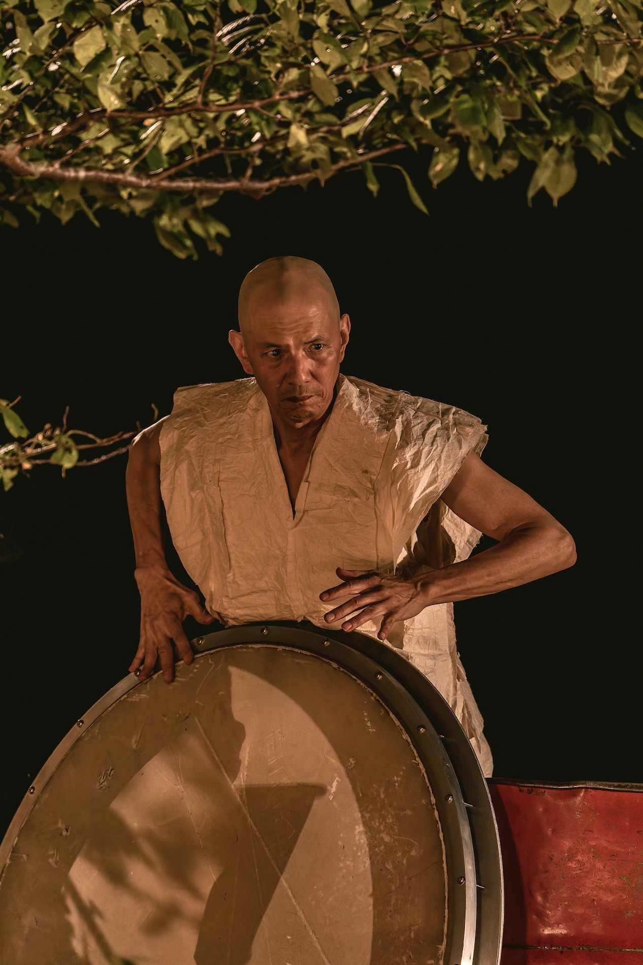 「Kobe Rokko Meets Art × Artist in Residence KOBE ー山頂でのオープニングパフォーマンスー《秘儀-GOLD SHOWER》」より。（撮影：井上嘉和）