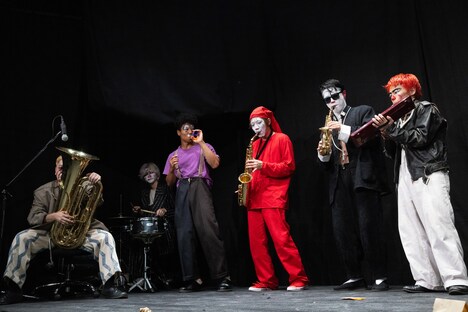 フライングシアター自由劇場「あざみの花咲く頃」より。(c)フライングシアター自由劇場