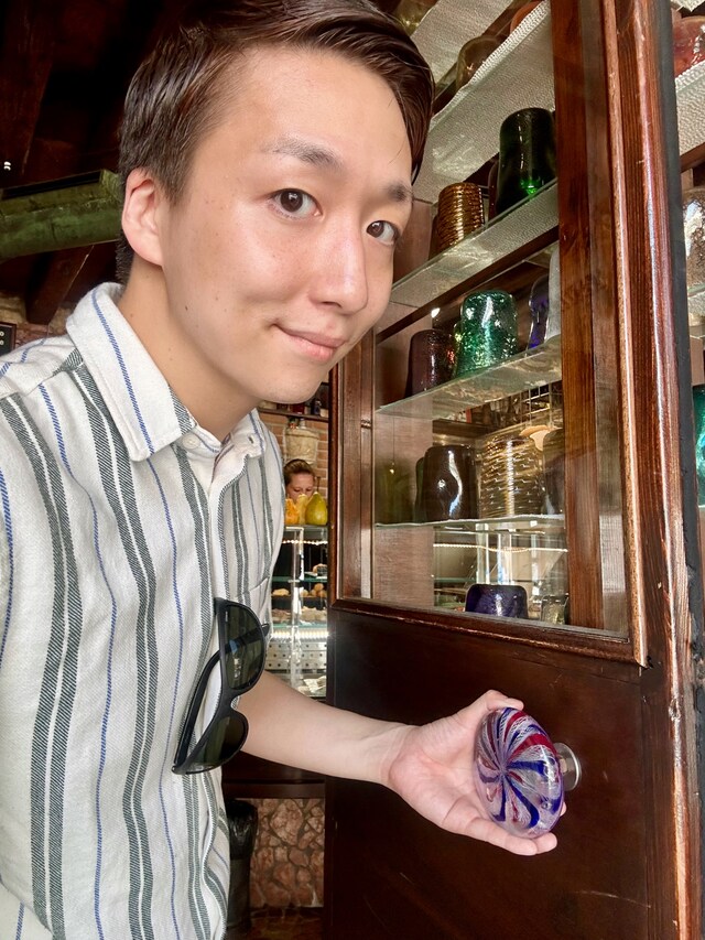 紳士にドアを開けてくれる米吉と、持ち帰りたくなるほどカワイイドアノブ。