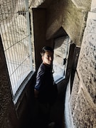 アンニュイな表情の米吉。萩之介が助けに来てくれるのを待つ。