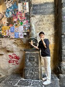 銅像だけではなく、自分の鼻もつかみ、同じ痛みを分かち合う優しい米吉。