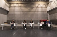 「裸足で散歩」稽古場会見より。（撮影：岡千里）