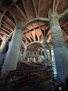 コロニア・グエルにやってきた米吉夫婦。柱をよく見ると、ちょっと不安な形状。