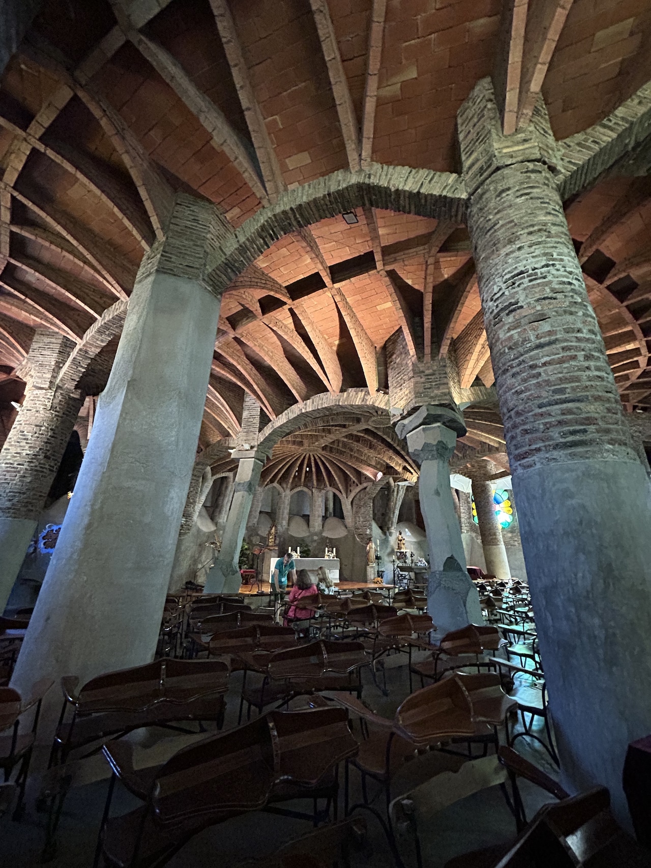 コロニア・グエルにやってきた米吉夫婦。柱をよく見ると、ちょっと不安な形状。