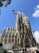 青空の下そびえ立つ、建築家アントニ・ガウディによる“未完の聖堂”。圧巻!