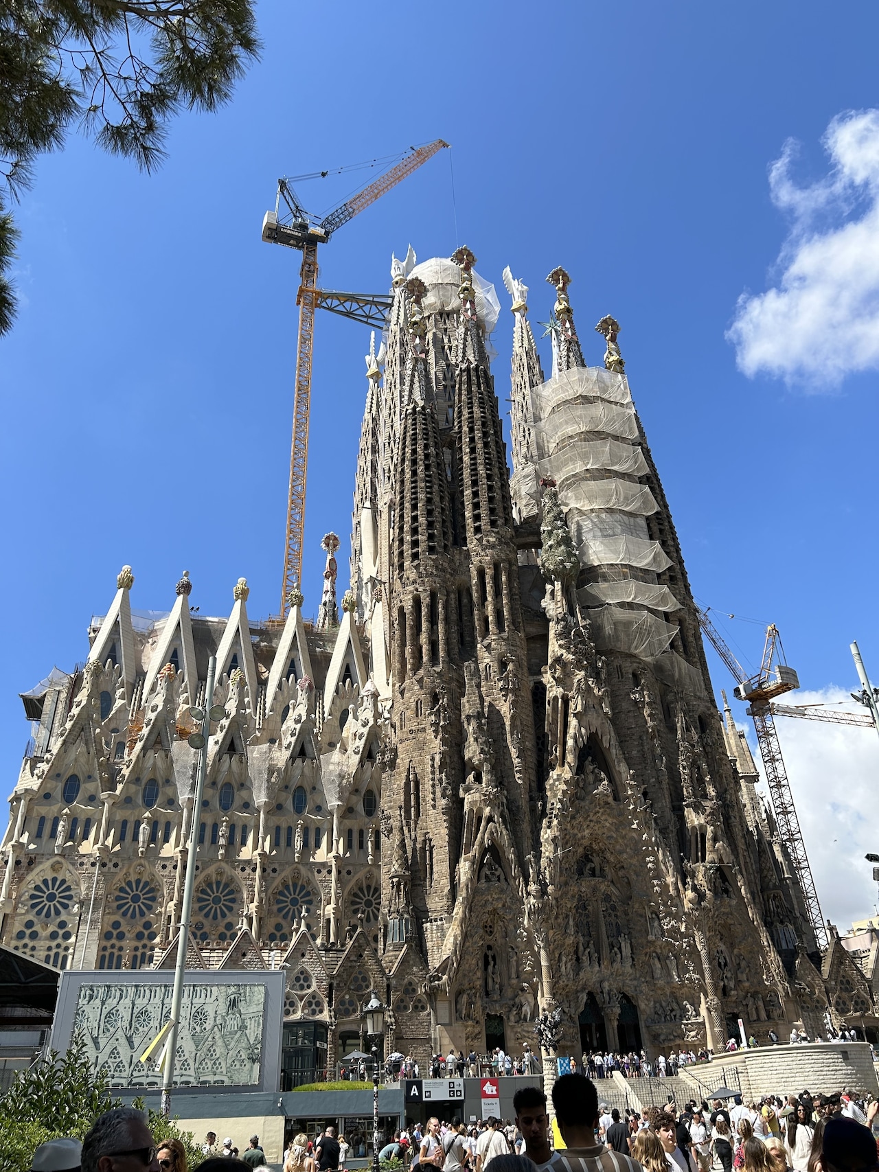 青空の下そびえ立つ、建築家アントニ・ガウディによる“未完の聖堂”。圧巻!