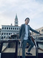 ディズニーシーのヴェネツィアン・ゴンドラ……ではなく、イタリア・ヴェネツィアでボートに乗る米吉。