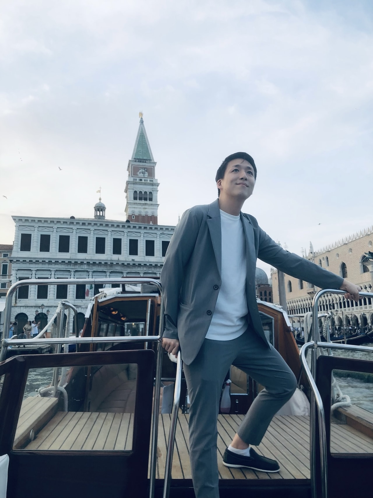 ディズニーシーのヴェネツィアン・ゴンドラ……ではなく、イタリア・ヴェネツィアでボートに乗る米吉。