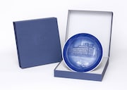 「帝国劇場オリジナルデザイン2025年記念プレート by ロイヤル コペンハーゲン」のイメージ。