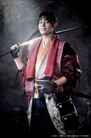 安西慎太郎扮する姫川大輝が、劇中劇「舞台『東京ブレイド』」で演じるブレイド。