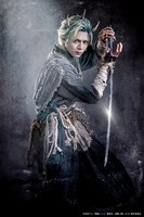 小宮璃央扮するアクアが、劇中劇「舞台『東京ブレイド』」で演じる刀鬼。
