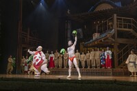 「舞台『千と千尋の神隠しSpirited Away』」イギリス公演千秋楽のカーテンコールより。（Photo by EllieKurttz）