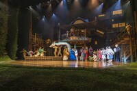 「舞台『千と千尋の神隠しSpirited Away』」イギリス公演千秋楽のカーテンコールより。（Photo by EllieKurttz）