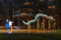 「舞台『千と千尋の神隠しSpirited Away』」イギリス公演千秋楽のカーテンコールより。（Photo by EllieKurttz）