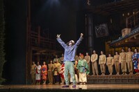 「舞台『千と千尋の神隠しSpirited Away』」イギリス公演千秋楽のカーテンコールより。（Photo by EllieKurttz）