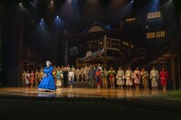 「舞台『千と千尋の神隠しSpirited Away』」イギリス公演千秋楽のカーテンコールより。（Photo by EllieKurttz）