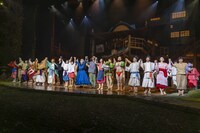 「舞台『千と千尋の神隠しSpirited Away』」イギリス公演千秋楽のカーテンコールより。（Photo by EllieKurttz）