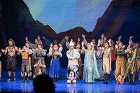 劇団四季「アナと雪の女王」日本公演通算1000回特別カーテンコールの様子。