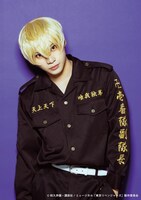 佐藤流司扮する松野千冬。