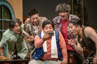 ヨーロッパ企画 第43回公演「来てけつかるべき新世界」より。（撮影：井上嘉和）