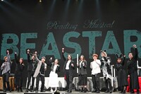 佐藤龍我の「行くぞ！」というかけ声に続き、「おー！」と拳を突き上げる登壇者たち。