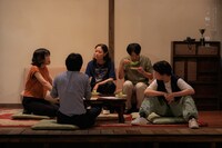 MITAKA“Next”Selection 25th 参加公演 かるがも団地 第9回本公演「三ノ輪の三姉妹」より。（撮影：中嶋千歩、古戸森陽乃）
