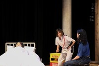 MITAKA“Next”Selection 25th 参加公演 かるがも団地 第9回本公演「三ノ輪の三姉妹」より。（撮影：中嶋千歩、古戸森陽乃）