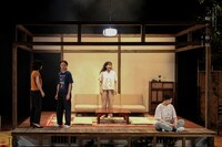 MITAKA“Next”Selection 25th 参加公演 かるがも団地 第9回本公演「三ノ輪の三姉妹」より。（撮影：中嶋千歩、古戸森陽乃）