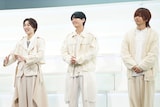 中村嶺亜(左)に朝揉めていたことをバラされる本高克樹(中央)と矢花黎(右)。