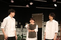 舞台「MY ROOM IS MINE!!」より。（撮影：金子裕美）