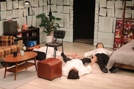 舞台「MY ROOM IS MINE!!」より。（撮影：金子裕美）