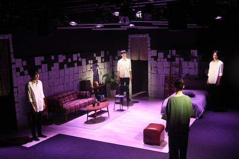 舞台「MY ROOM IS MINE!!」より。（撮影：金子裕美）