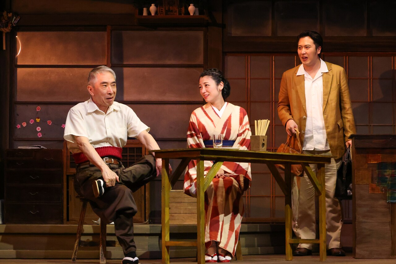 「シス・カンパニー公演 / 日本文学シアターVol.7【織田作之助】『夫婦パラダイス』～街の灯はそこに～」より。（撮影：宮川舞子）