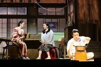 「シス・カンパニー公演 / 日本文学シアターVol.7【織田作之助】『夫婦パラダイス』～街の灯はそこに～」より。（撮影：宮川舞子）