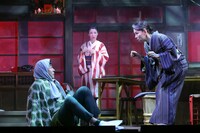 「シス・カンパニー公演 / 日本文学シアターVol.7【織田作之助】『夫婦パラダイス』～街の灯はそこに～」より。（撮影：宮川舞子）