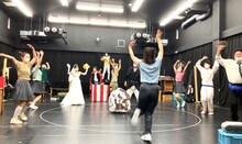 兵庫県立ピッコロ劇団第80回公演 尼崎市第8回「近松賞」受賞作品「宇宙に缶詰」通し稽古の様子。