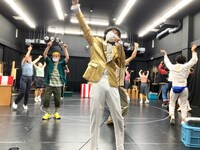 兵庫県立ピッコロ劇団第80回公演 尼崎市第8回「近松賞」受賞作品「宇宙に缶詰」通し稽古の様子。