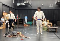 兵庫県立ピッコロ劇団第80回公演 尼崎市第8回「近松賞」受賞作品「宇宙に缶詰」通し稽古の様子。