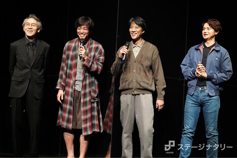 記者から「世間に隠している秘密はあるか？」と問われ、取材日当日にパンツを履き忘れてきたことを明かす大東駿介（左から2番目）。