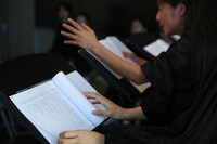 「令和5年度入選作品リーディング『みんなで書く戯曲のコンテスト』」より。（撮影：中島伸二）