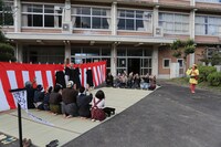 「鳥の劇場 鹿野タイムスリップツアー『チドリの夢 デラックス』」より。（撮影：中島伸二）