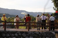 「鳥の劇場 鹿野タイムスリップツアー『チドリの夢 デラックス』」より。（撮影：中島伸二）
